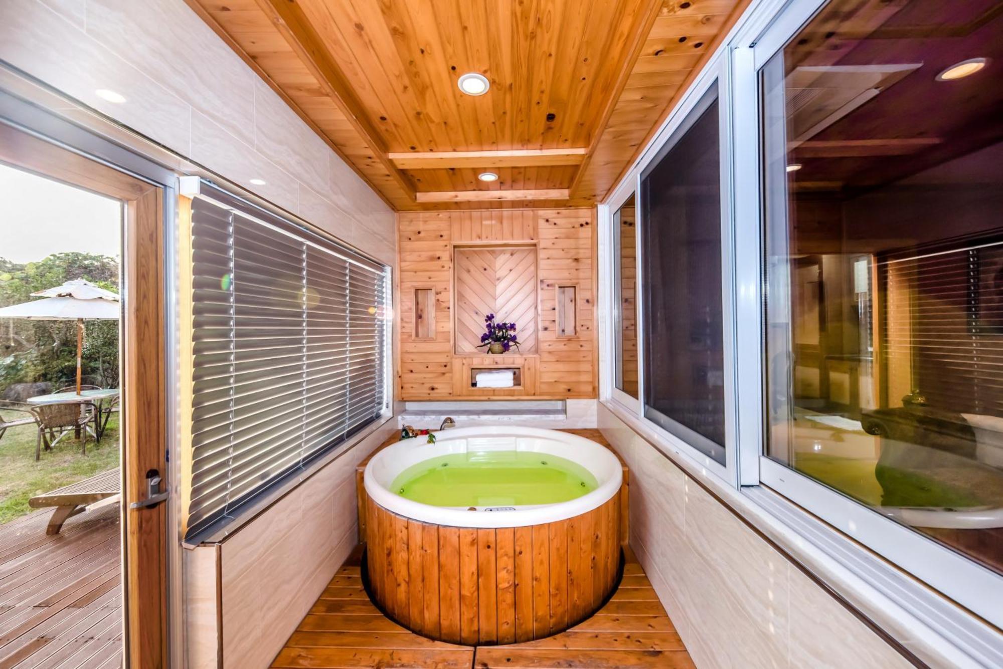 Palm Valley Resort Seogwipo Eksteriør billede